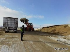 阿勒泰执法支队哈巴河执法大队：严寒中指挥交通，保障行车安全