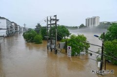 江西婺源：遭强降雨袭击 供电部门迅速组织抢修复电
