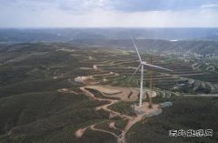腾格里“沙戈荒”C7娱乐大基地首台风机完成吊装